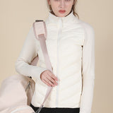 Chaqueta ligera, ajustada y de cuello alto, resistente al viento y deportiva.
