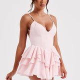 Vestido de noche con tirantes finos y volantes