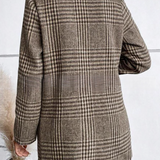 Elegante chaqueta entallada con solapas con muescas en tweed a cuadros