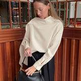 Elegante blusa de manga larga en color albaricoque con detalle de lazo