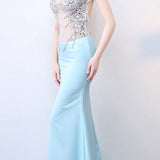 Vestido de noche largo azul transparente con escote en V pronunciado