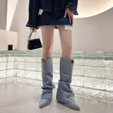Botas vaqueras de mezclilla hasta la rodilla: estilo moderno y resistente.