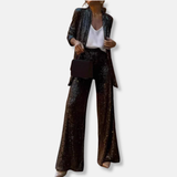 Conjunto de mujer: Chaqueta de lentejuelas estructurada y pantalones anchos de cintura alta.