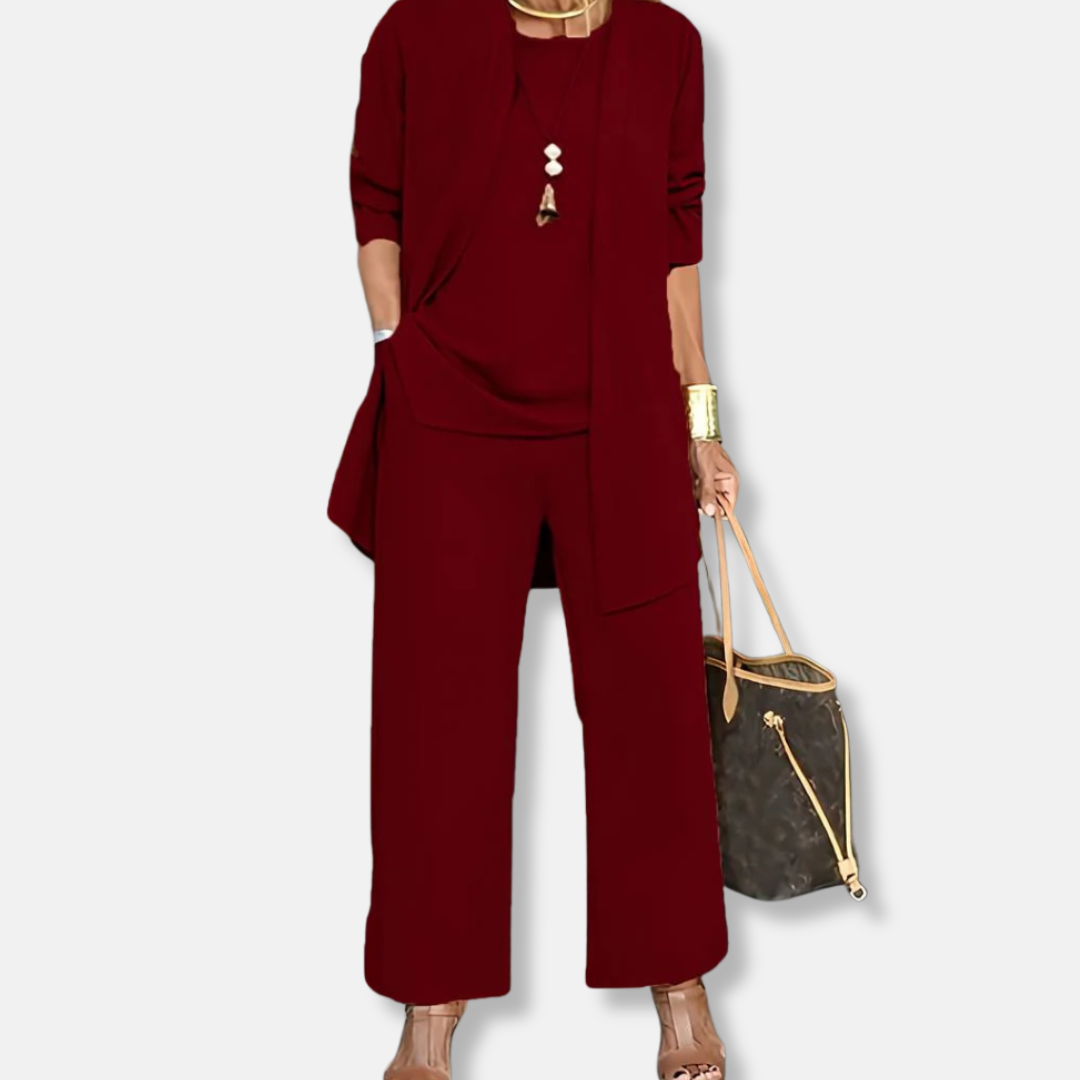 Traje de mujer: Chaqueta abierta y fluida, pantalón ancho, tejido suave y transpirable.