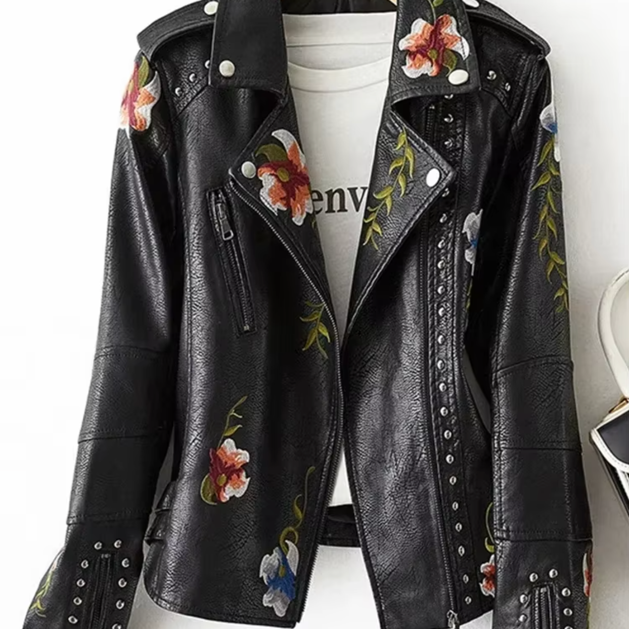 Chaqueta de cuero para mujer – Corte entallado – Bordado floral – Estilo motero con tachuelas