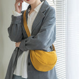 Bolso de hombro para mujer – Forma de media luna – Tejido texturizado – Diseño compacto y minimalista