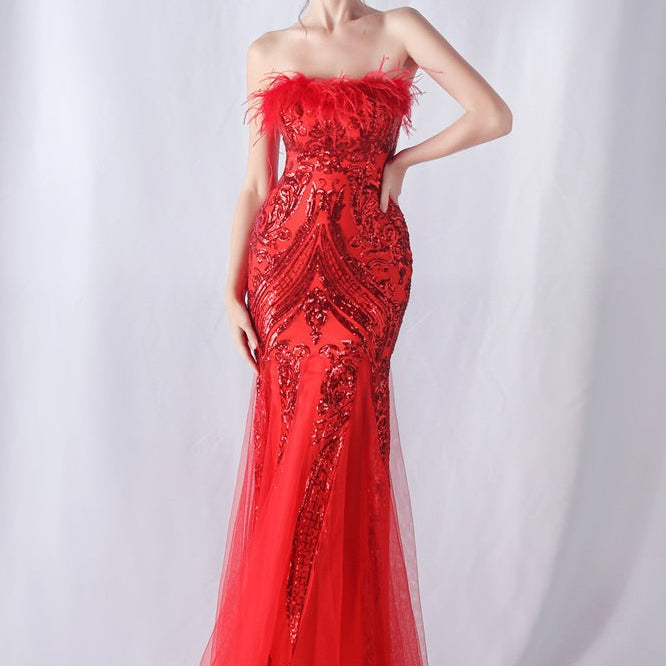 Vestido de noche con lentejuelas y plumas de avestruz