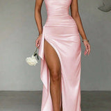 Elegante vestido largo con tirantes finos.