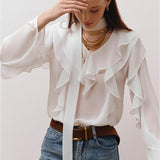 Elegante blusa de gasa lisa con volantes y lazo.