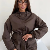 Chaqueta impermeable con capucha y cordón, corte holgado, informal, para senderismo al aire libre.