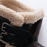 Chaqueta larga de piel sintética con múltiples cremalleras.