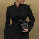 Elegante blazer con escote en pico, manga larga y cintura ajustada.