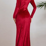 Elegante vestido de noche de terciopelo fruncido con mangas largas y abertura en la cintura.