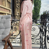 Vestido largo evasé con escote en pico y bajo acampanado en satén con estampado floral
