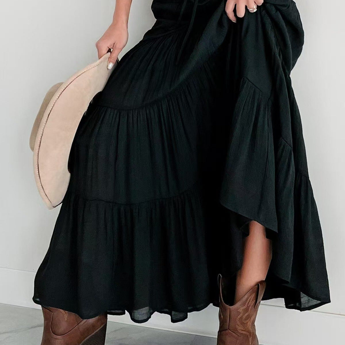 Falda larga de corte A con cintura alta y cordón en contraste, estilo bohemio chic.