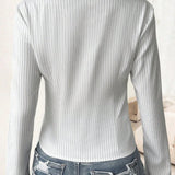 Blusa con cuello y mangas acampanadas, abotonada en la parte delantera.