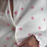 Conjunto de dos piezas para estar en casa con mangas largas y volantes florales, que incluye pantalón y ropa para estar en casa.