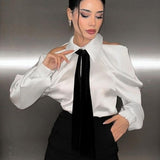 Blusa elegante y profesional con cuello y mangas largas.
