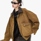 Chaqueta de trabajo con bolsillos, corte informal.