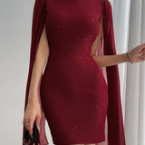 Vestido mini ajustado con cuello redondo adornado con pedrería.