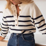 Blusa de punto a rayas con botones en la parte delantera.