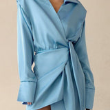 Vestido mini cruzado sencillo con mangas largas y cintura ajustada.
