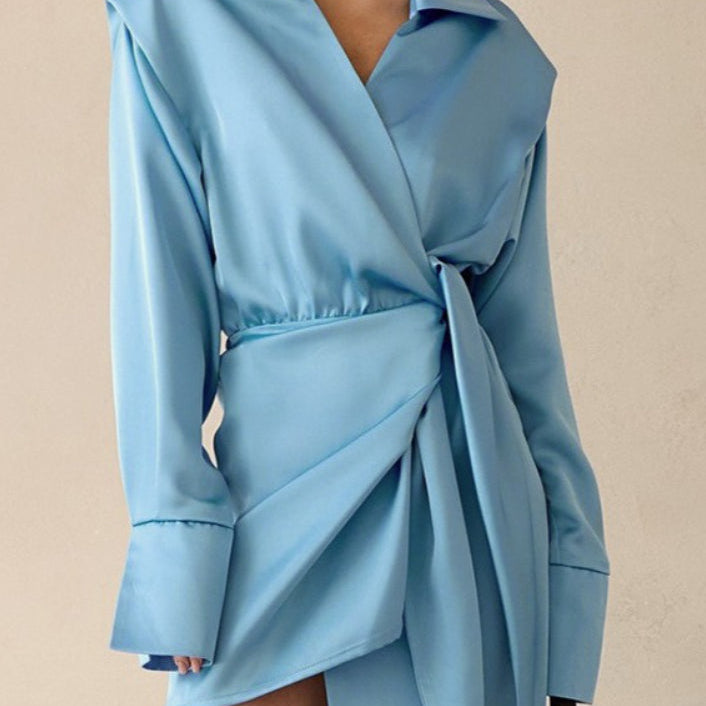 Vestido mini cruzado sencillo con mangas largas y cintura ajustada.