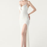 Vestido maxi sirena con lentejuelas y tirantes cruzados, escote en pico.