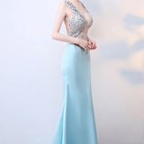 Vestido de noche largo azul transparente con escote en V pronunciado