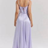 Elegante vestido de noche largo con tirantes finos y espalda escotada.