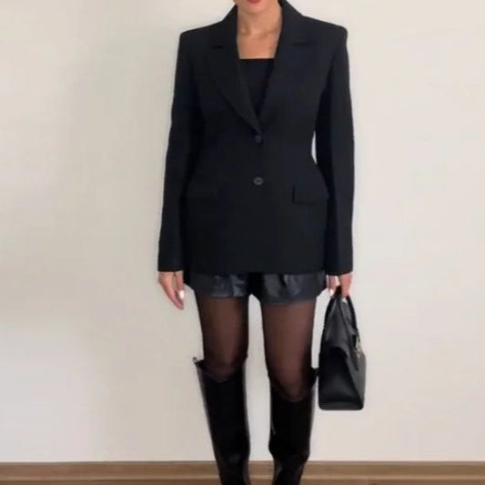 Blazer entallado con hombreras acolchadas