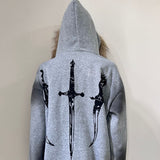 Sudadera informal con estampado urbano y ribete de piel.