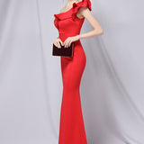 Vestido de noche largo estilo sirena con hombros descubiertos
