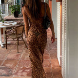 Vestido largo sexy con cuello vuelto transparente y estampado de leopardo.