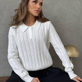 Blusa holgada con cuello polo jacquard y mangas largas.