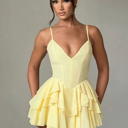Vestido de noche con tirantes finos y volantes