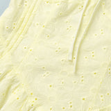 Mini vestido de algodón amarillo con bordado y lazo en la cintura.
