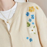 Blusa vintage de punto bordada con flores, estilo blusa floral.