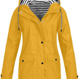 Elegante chaqueta impermeable y cortavientos para mujer.