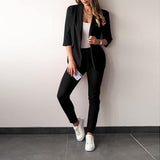 Traje de mujer – Blazer entallado con mangas 3/4 – Pantalón slim fit – Tejido de alta gama
