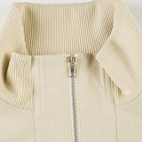 Chaqueta utilitaria con cinturón y cuello alto