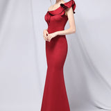 Vestido de noche largo estilo sirena con hombros descubiertos
