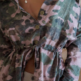 Blusa de manga larga con estampado de camuflaje