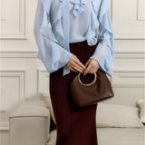 Elegante blusa de gasa lisa con volantes y lazo.