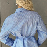 Blusa de rayas con volantes y cintura anudada
