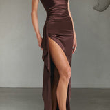 Elegante vestido largo con tirantes finos.