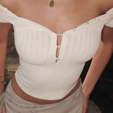 Blusa Henley retro con adornos de perlas, diseño con hombros descubiertos y silueta ajustada.