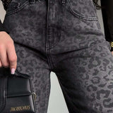 Vaqueros de tiro alto en negro y gris desgastado con estampado de leopardo