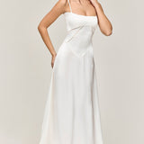 Elegante vestido de noche largo con tirantes finos y espalda escotada.