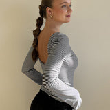Blusa básica de rayas con cuello redondo y espalda abierta, entallada en tejido de punto.